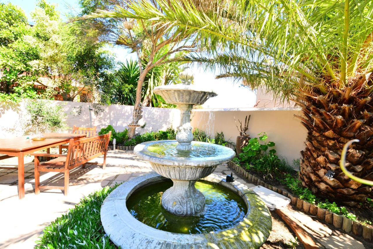 Secret Garden Guesthouse Bloubergstrand Buitenkant foto